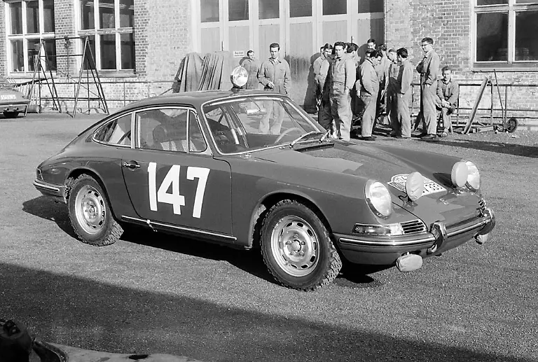 32-brandneuen-911-bei-der-Rallye-Monte-Carlo-1965-einen-Klassensieg-und-wurden-Fuenfte-im-Gesamtklassement