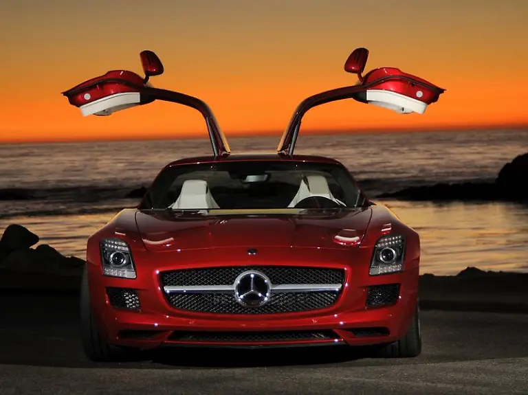 Soll-an-den-legendaeren-300-SL-erinnern-Der-neue-Mercedes-Fluegeltuerer-SLS-AMG-ist-ab-etwa-177-000-Euro-zu-haben