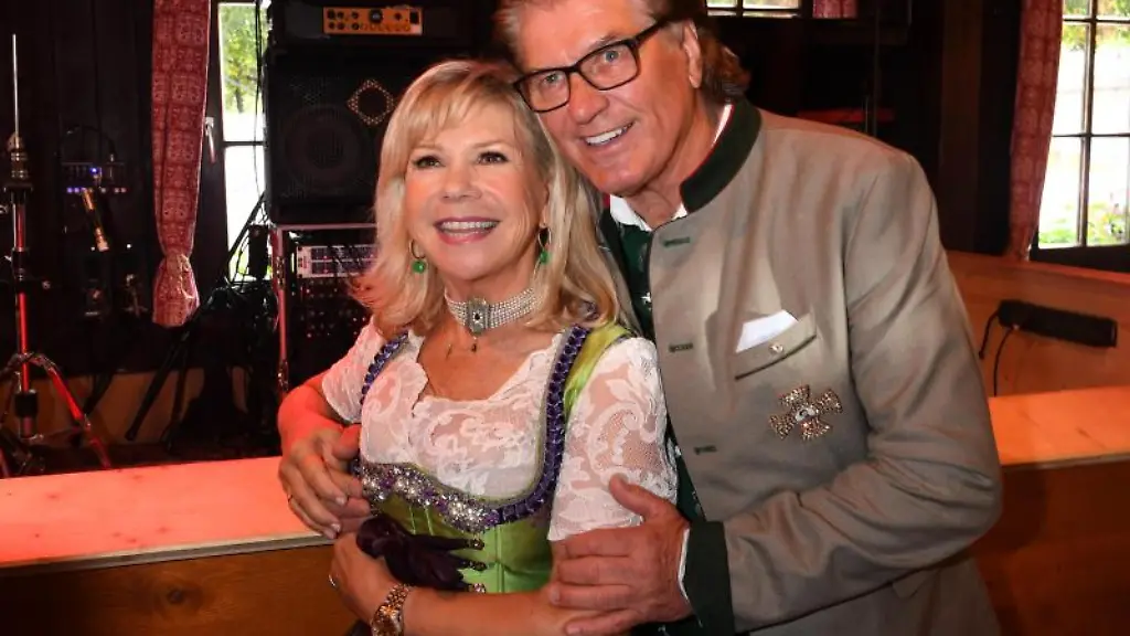 Das-Volksmusikduo-Marianne-und-Michael-Hartl-stehen-beim-Oktoberfest-2019-im-Festzelt