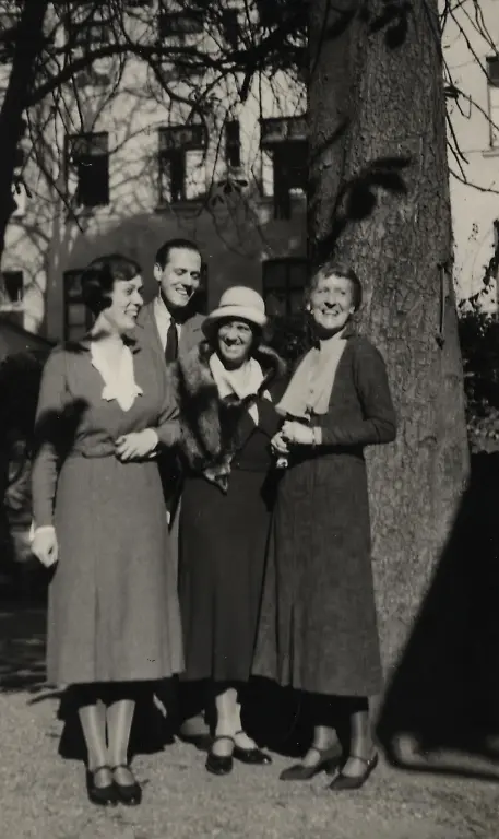 Hochzeit-Foto-mit-Muettern-Dorothy-v-Moltke-li-Mina-Deichmann-re-1931-Koeln