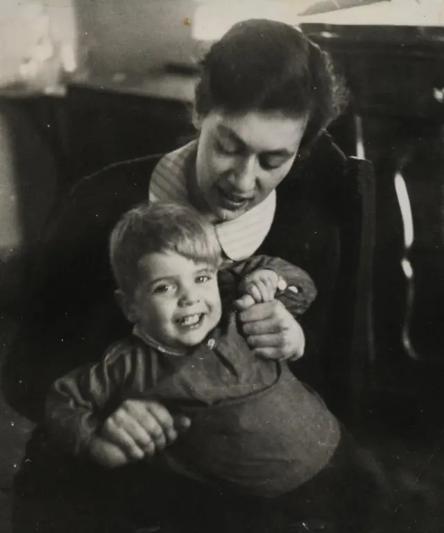 Freya-von-Moltke-mit-Sohn-Caspar-1939