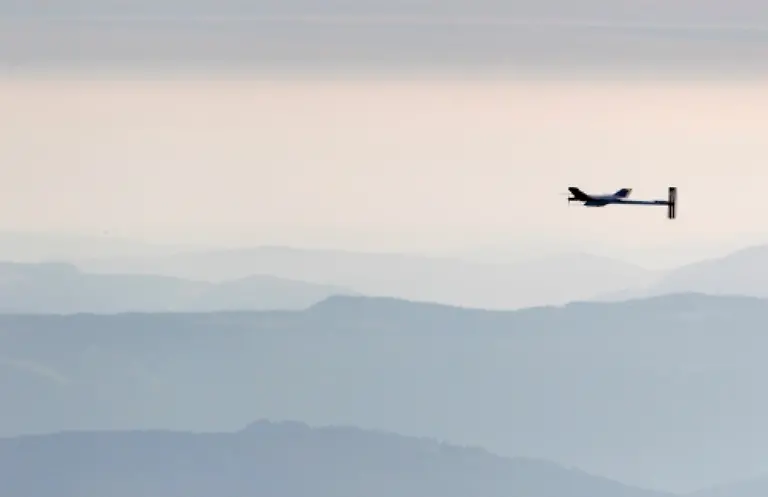2010-07-07T072907Z-01-DBA05-RTRMDNP-3-SWISS-SOLARPLANE-JPG-preview2-1