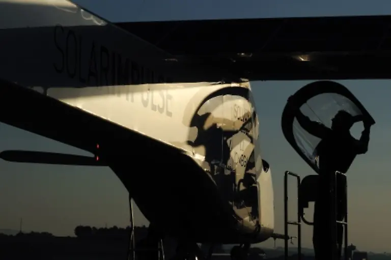 2010-07-07T081237Z-01-DBA18-RTRMDNP-3-SWISS-SOLARPLANE-JPG-preview2-1