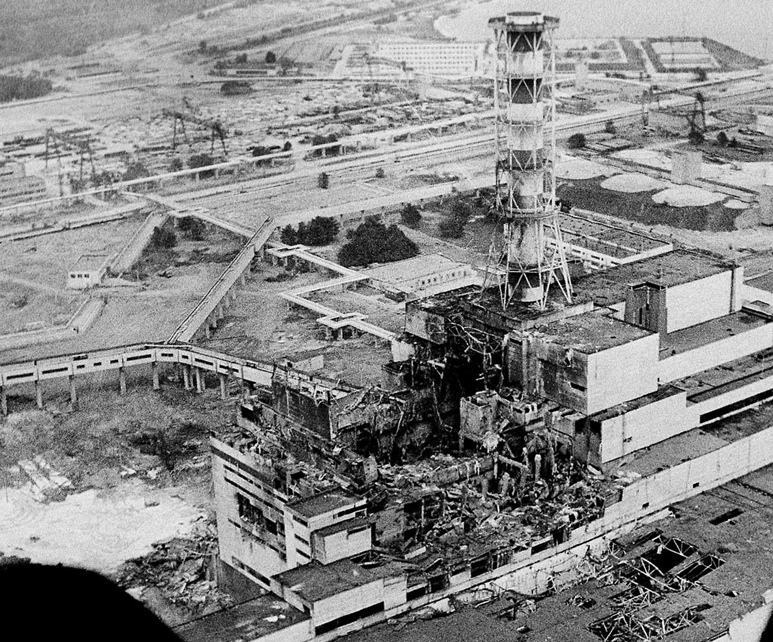 Am 26. April 1986 ereignet sich die bislang wohl schwerste Atomkatastrophe, als es am Reaktor 4 des Atomkraftwerks Tschernobyl zur Kernschmelze kommt. 
