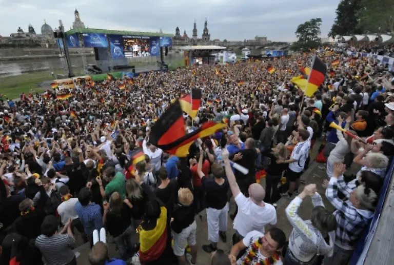 DEU-SN-Fussball-WM-Public-Viewing-DRE108-jpg-preview2-1