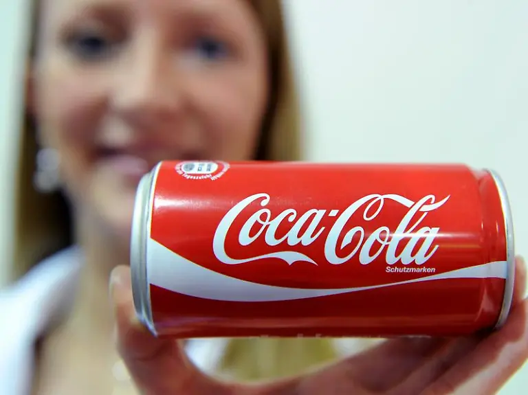 Die-kleine-0-25-l-Dose-Coca-Cola-Die-Getraenkedose-kommt-immer-staerker-in-den-Handel-zurueck
