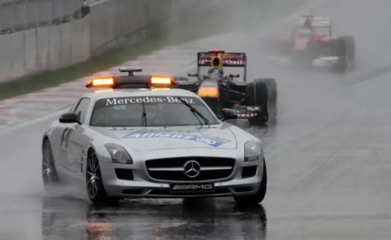 2010-10-24T075034Z-01-YEO531-RTRMDNP-3-MOTOR-RACING-PRIX-START-JPG-preview2-1