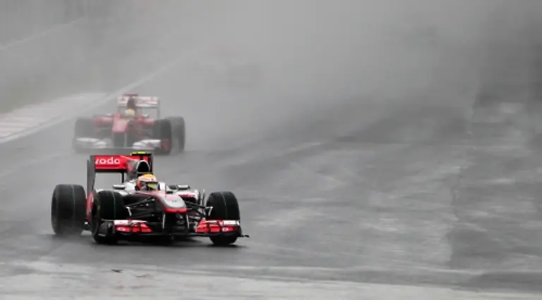 2010-10-24T083757Z-01-YEO544-RTRMDNP-3-MOTOR-RACING-PRIX-JPG-preview2-1