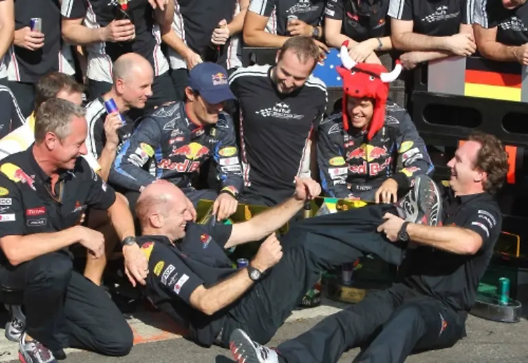 2010-11-07T192525Z-01-SAO75-RTRMDNP-3-MOTOR-RACING-PRIX-JPG-preview2-1