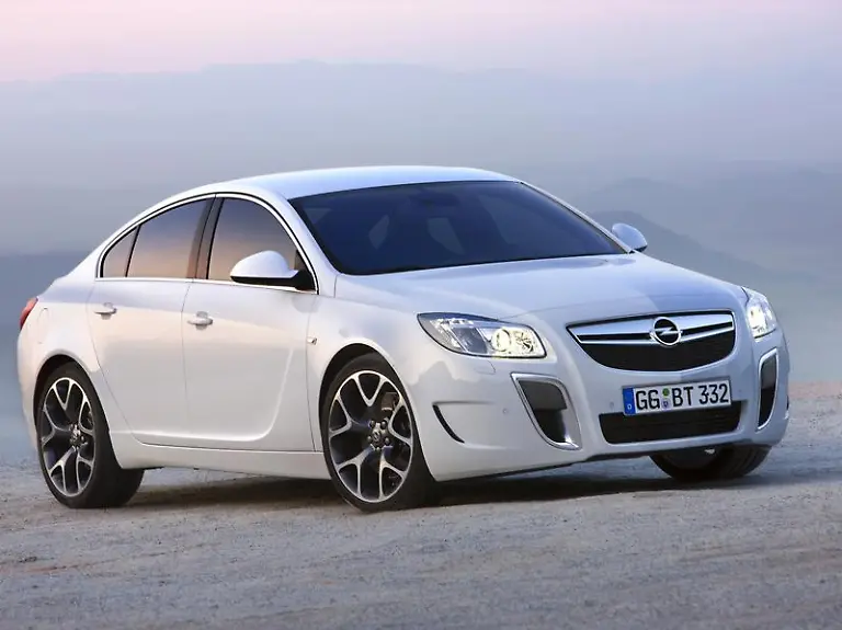 Der-Insignia-aus-dem-Opel-Performance-Center-OPC-ist-das-staerkste-Strassenmodell-der-Firmengeschichte-Bild-Opel-Seelenmassage-fuer-PS-Praktiker-In-6-0-Sekunden-auf-Tempo-100-da-wirkt-die-Limitierung-auf-250-km-h-fast-wie-Willkuer-Bild-Opel-Raubtier-mit-Stuetzeffekt-Die-Sportsitze-tragen-ein-Guetesiegel-der-Aktionsgemeinschaft-Gesunder-Ruecken-Bild-Opel-Das-Fahrwerk-passt-zum-kraeftigen-Motor-Wenn-die-Instrumentenbeleuchtung-glutrot-anlaeuft-werden-auch-die-Federn-und-Daempfer-haerter-Bild-Opel-Kraft-die-betankt-werden-will-Wer-die-325-Pferde-voll-ausreiten-moechte-muss-sich-ueber-einen-Verbrauch-von-20-Litern-nicht-wundern-Bild-Opel-Die-senkrecht-verchromten-Lueftungsschlitze-machen-dem-Vordermann-klar-Mach-Platz-oder-es-wird-ungemuetlich