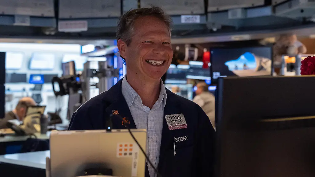March-16-2026-New-York-New-York-USA-A-trader-works-on-the-floor-of-the-New-York-Stock-Exchange-NYSE-in-New-York-NY-on-March-16-2026-Stock-market-rebounded-on-easing-oil-prices-Dow-Jones-Industrial-gained-almost-400-points-as-S-P-more-than-67-as-US-and-Israel-continue-military-campaign-against-Iran-and-Iran-and-its-proxy-Hezbollah-pounding-Israel-and-neighboring-Arab-countries