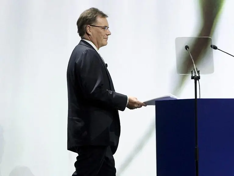 Nokia-Chef-Pekka-Kallasvuo-steht-bei-der-Hauptversammlung-in-Helsinki-am-Rednerpult