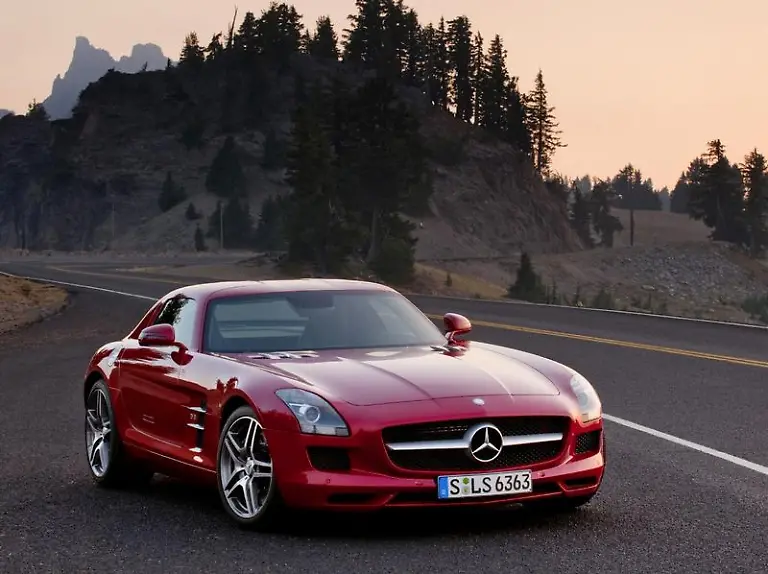 Mercedes-legt-den-legendaeren-Fluegeltuerer-neu-auf-Daimler-Tochter-AMG-hat-den-Rennwagen-entwickelt-Bild-Daimler-Ledersessel-Klavierlack-elektronische-Helfer-Die-Ausstattung-des-SLS-ist-ueppig-Bild-Daimler-Fuer-einen-Sportwagen-ganz-schon-geraeumig-Wer-ohne-Helm-faehrt-sitzt-selbst-mit-zwei-Metern-laessig-hinter-dem-Lenkrad-Bild-Daimler-Die-Fluegeltueren-des-SLS-schinden-Eindruck-fuer-die-perfekte-Show-fehlt-ihnen-allerdings-der-elektrische-Antrieb-Bild-Daimler-Der-V8-Motor-laesst-wenig-Wuensche-offen-allenfalls-eine-Direkteinspritzung-waere-wuenschenswert-Bild-Daimler-Maechtiger-Motor-In-nur-3-8-Sekunden-rast-der-SLS-auf-Tempo-100-in-12-Sekunden-auf-200-Schluss-ist-erst-bei-317-Stundenkilometern