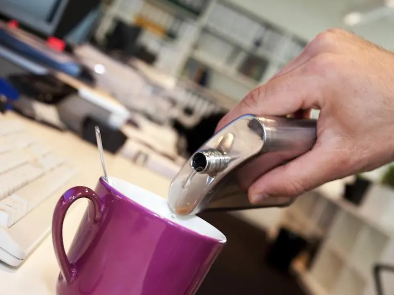 Kaffee-mit-Schuss-Wenn-Mitarbeiter-schon-morgens-eine-Schnapsfahne-haben-duerfen-die-Kollegen-nicht-darueber-hinwegsehen