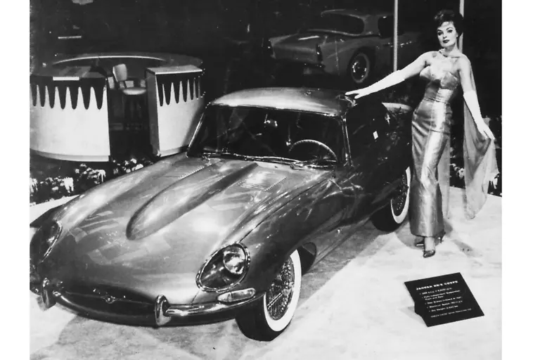 05JaguarETypeAufDerNewYorkAutoShow1961
