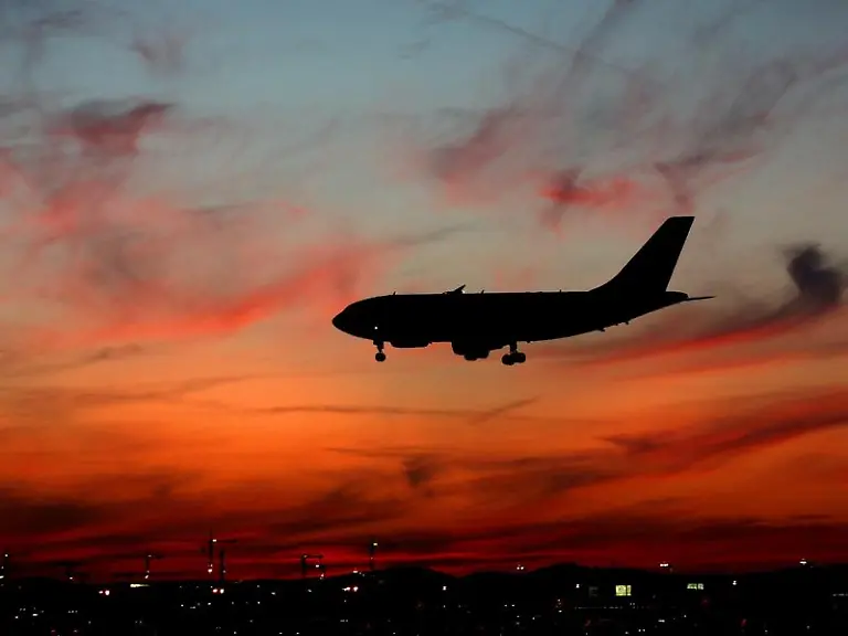 Flugzeug-abendhimmel