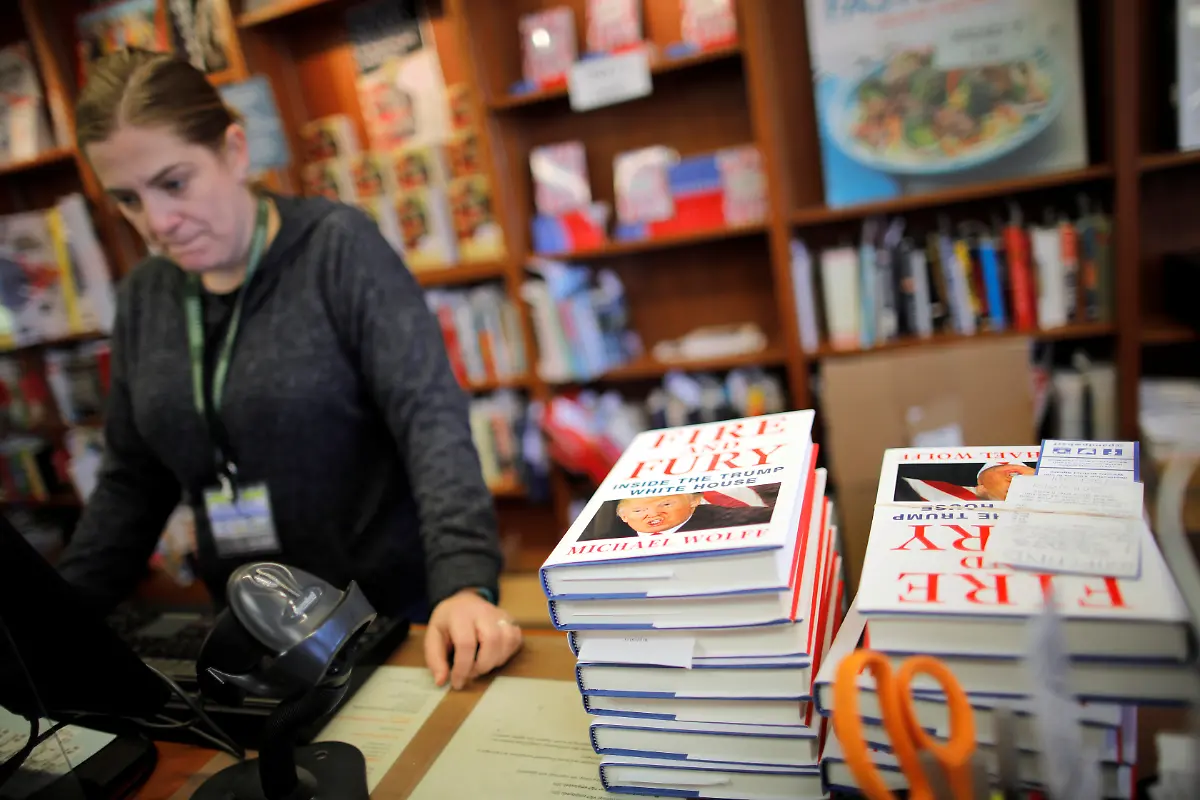 2018-01-05T153034Z-1462295434-RC11AE38D7B0-RTRMADP-3-USA-TRUMP-BOOK