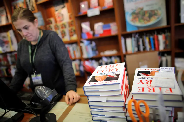 2018-01-05T153034Z-1462295434-RC11AE38D7B0-RTRMADP-3-USA-TRUMP-BOOK