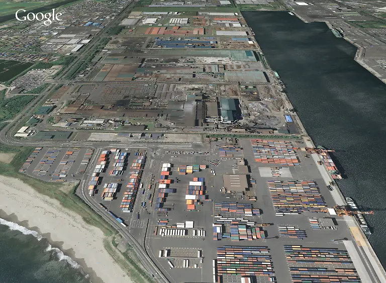 Piled-Up-Shipping-Containers-on-Docks-3-30-09