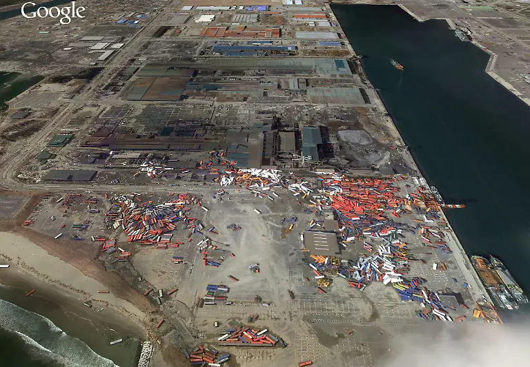 Piled-Up-Shipping-Containers-on-docks-3-26-11