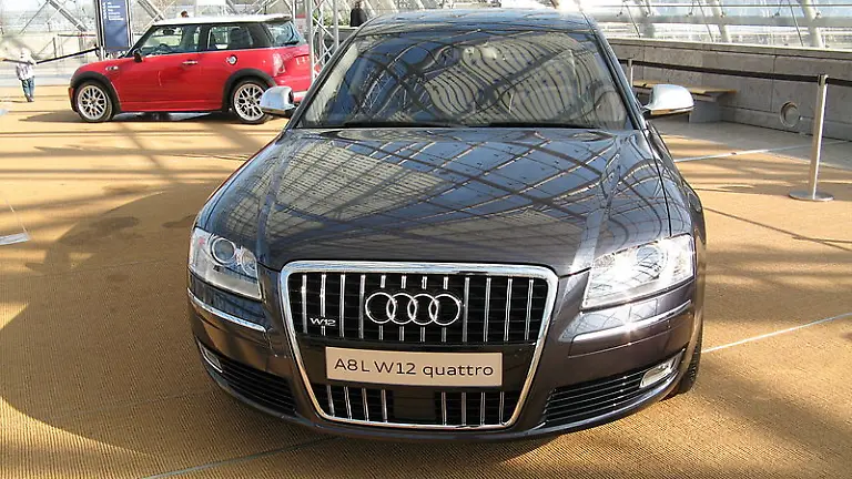 800px-Audi-A8W12-Transporter3