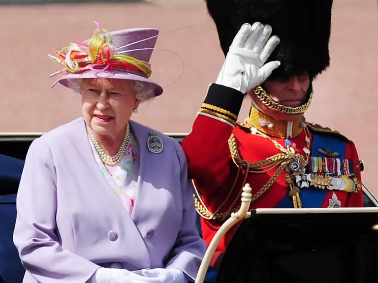 Koenigin-Elizabeth-and-Prince-Philip-verlassen-den-Buckingham-Palace