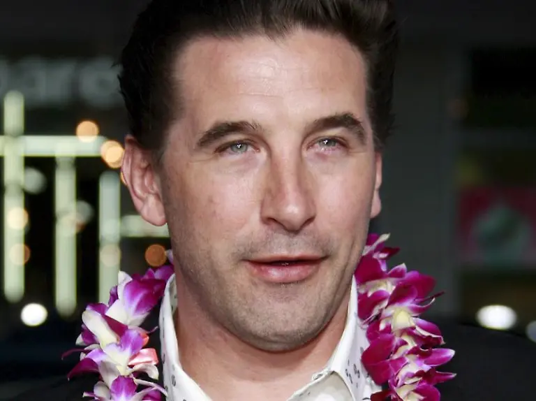 William-Baldwin-haengt-an-seiner-Frau