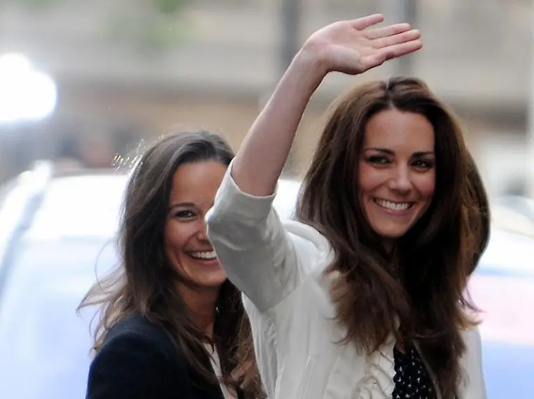 Kate-Middleton-mit-ihrer-Schwester-Pippa-vor-dem-Goring-Hotel-in-London