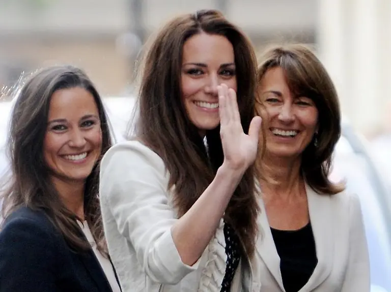 Es-wird-langsam-ernst-Morgen-ist-Hochzeit-Die-Stimmung-ist-gut-Ein-exzentrischer-Fan-Polizei-vor-Westminster-AbbeyCap-mit-Krone-Ein-Household-Cavalry-Life-Guard-Von-Kopf-bis-Fuss-ein-royaler-Hochzeitsfan-Irish-Guards-vor-Buckingham-Palace-Kate-Middleton-mit-ihrer-Mutter-Carole-und-Schwester-Pippa-wenige-Stunden-vor-der-Hochzeit