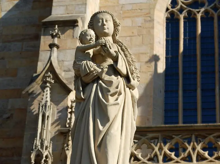 Marienfigur-vor-dem-Mariendom-Das-groesste-Gotteshaus-Erfurts-steht-bei-fast-allen-Besuchern-der-thueringischen-Landeshauptstadt-auf-dem-Programm