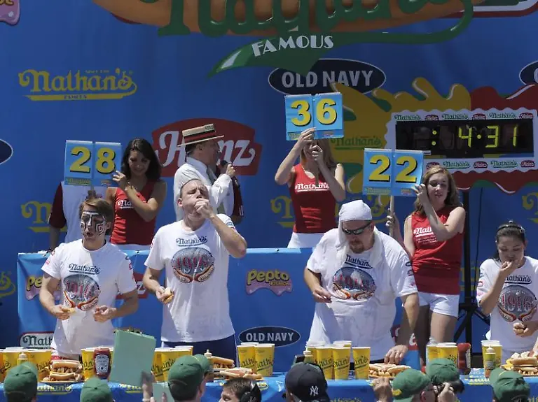 Hot-Dog-Wettessen-Joey-Chestnut-zweiter-von-links-schaffte-54-Hotdogs-beim-Wettbewerb-in-Coney-Island