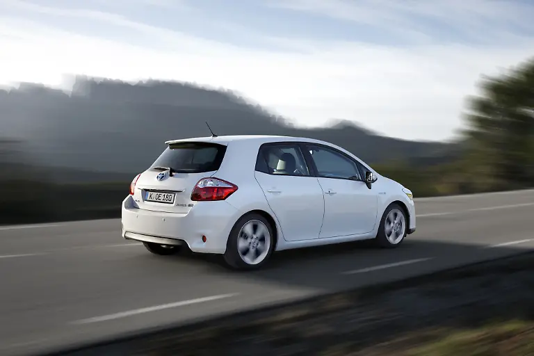 ToyotaAurisHybrid250204