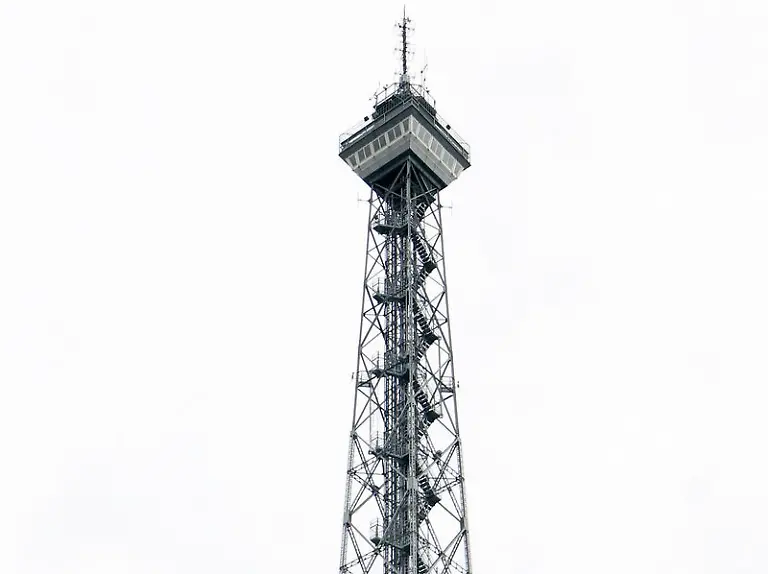 Der-Berliner-Funkturm-ist-zur-50-IFA-mit-Schleifen-geschmueckt
