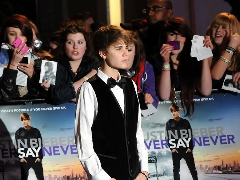 Justin-Bieber-in-Fleisch-und-Blut-bei-der-Premiere-seines-Films-Never-Say-Never-in-London