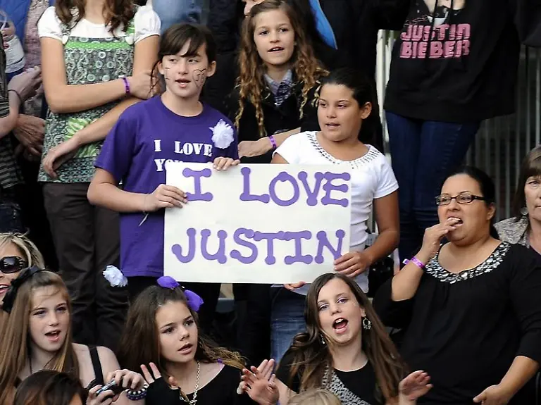 Justin-Bieber-bringt-die-Teenies-zum-Kreischen-Will-i-am-von-den-Black-Eye-Peas-war-da-Chris-Brown-mit-Regencape-Justin-Bieber-bei-der-Premiere-Saengerin-Toni-Braxton-bei-der-Bieber-Premiere-Usher-C-mit-seinen-Soehnen-in-Los-Angeles-Leona-Lewis-mit-knutschfestem-Outfit-Selena-Gomez-war-auch-da-Fans-bei-der-Premiere