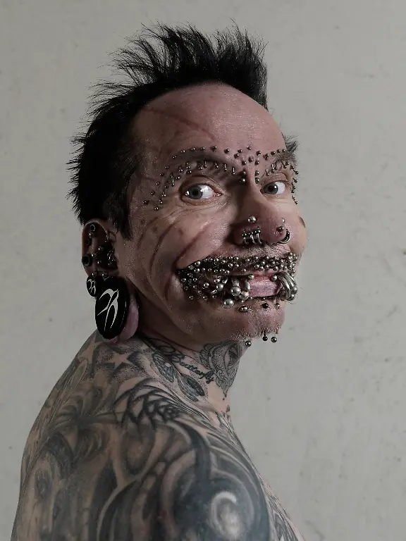 Rolf-Buchholz-Most-Pierced-Man-0252