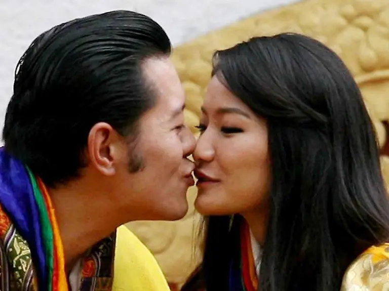Der-Koenig-von-Bhutan-Jigme-Khesar-Namgyel-Wangchuck-kuesst-seine-Frau-Jetsun-Pema-in-der-Oeffentlichkeit