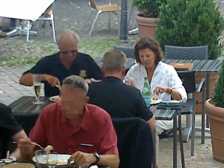 Koenigin-Silvia-und-Koenig-Carl-XVI-Gustaf-von-Schweden-sitzen-am-Donnerstag-18-08-2011-in-Ladenburg-im-Gartenlokal-Da-Vinci-Das-Koenigspaar-war-zuvor-in-einem-badischen-Gasthaus-abgewiesen-worden