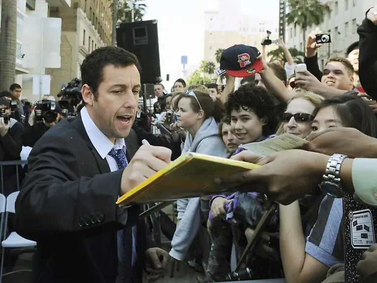 Ein-Mann-und-sein-Stern-in-Hollywood-Adam-Sandler-Adam-Sandler-hat-seine-Familie-mitgebracht-Den-Sternen-so-nah-Adam-Sandler-Buddies-Henry-Winkler-Adam-Sandler-und-Kevin-James-Kevin-James-ist-begeistert-Ausgelassener-Tanz-auf-dem-Stern-Adam-Sandler-und-seine-Kinder-Adam-Sandlers-Autogramme-sind-begehrt