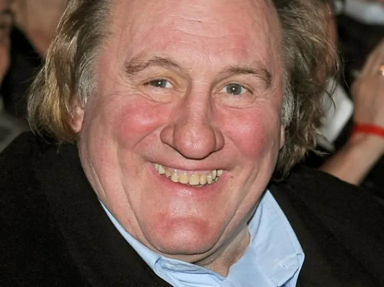 Gerard-Depardieu-hat-vor-kurzem-fuer-Schlagzeilen-im-Boulevard-gesorgt-und-macht-sich-jetzt-darueber-lustig