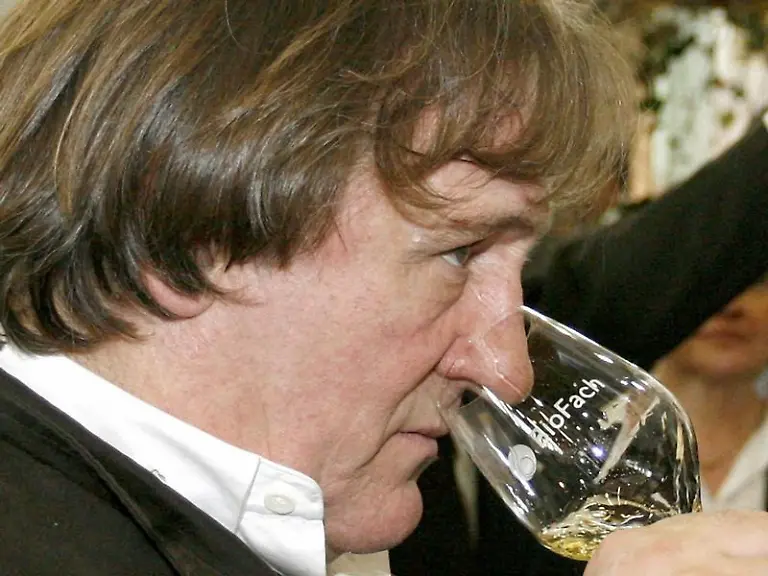 Gerard-Depardieu-kann-auch-am-Morgen-schon-einen-Schluck-vertragen