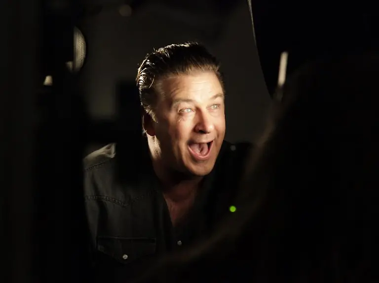 Alec-Baldwin-als-magischer-Spiegel-aus-Schneewittchen-und-die-sieben-Zwerge-in-der-Disney-Kampagne-Let-The-Memories-Begin-arrangiert-von-Annie-Leibovitz-Foto-Scott-Brinegar-DisneyParks
