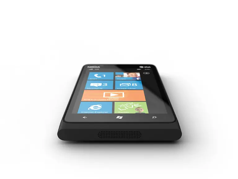 Nokia-Lumia-900-03