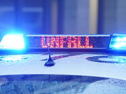 Hessen: Auto prallt auf A5 gegen Leitplanke - Beifahrer verletzt