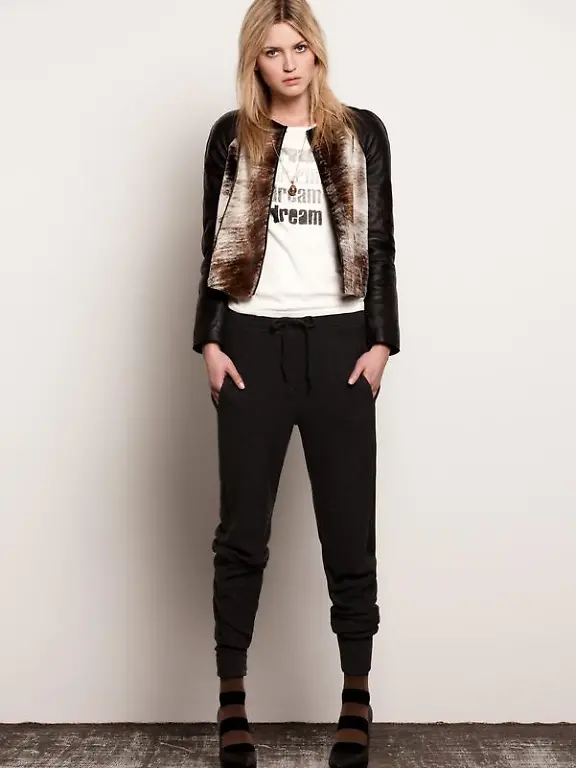 Die-Jogginghose-wird-strassentauglich-Auch-ausserhalb-des-Wohnzimmers-oder-der-Sporthalle-traegt-man-nun-graue-Sporthosen-Bild-Marc-O-Polo-dpa-tmn-Hohe-Schuhe-sind-zur-schicken-Jogginghose-Pflicht-Im-Sommer-sollten-es-High-Heels-sein-im-Herbst-Stiefeletten-Bild-Rich-Royal-dpa-tmn-Ein-feiner-Trenchcoat-macht-das-legere-Beinkleid-schicker-wie-man-an-diesen-gekrempelten-Trainings-Pants-in-Shorts-Laenge-sieht-Bild-Marc-Cain-dpa-tmn-Im-Sommer-sind-die-angesagten-Jogginghosen-meist-grau-im-Winter-werden-sie-dunkler