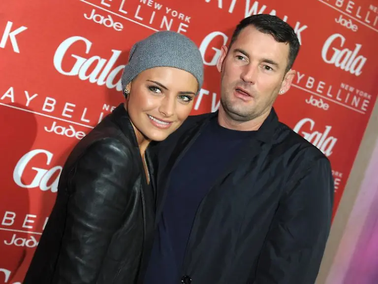 Designer-Michael-Michalsky-im-Bild-mit-Schauspielerin-Sophia-Thomalla-verpasste-seinen-Models-selbst-zum-Abendkleid-Stiefel-bis-zum-Knie