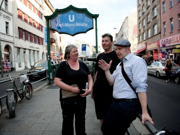 Berlin-Greeter-Hans-Stroemsdoerfer-r-ist-unterwegs-mit-zwei-australischen-Touristen-im-Stadtteil-Neukoelln
