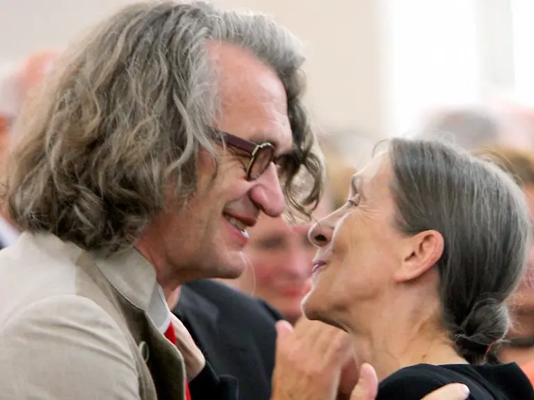 Pina-Bausch-r-am-28-08-2008-nach-ihrer-Dankesrede-fuer-den-Goethe-Preis-in-in-Frankfurt-am-Main-mit-Laudator-Wim-Wenders