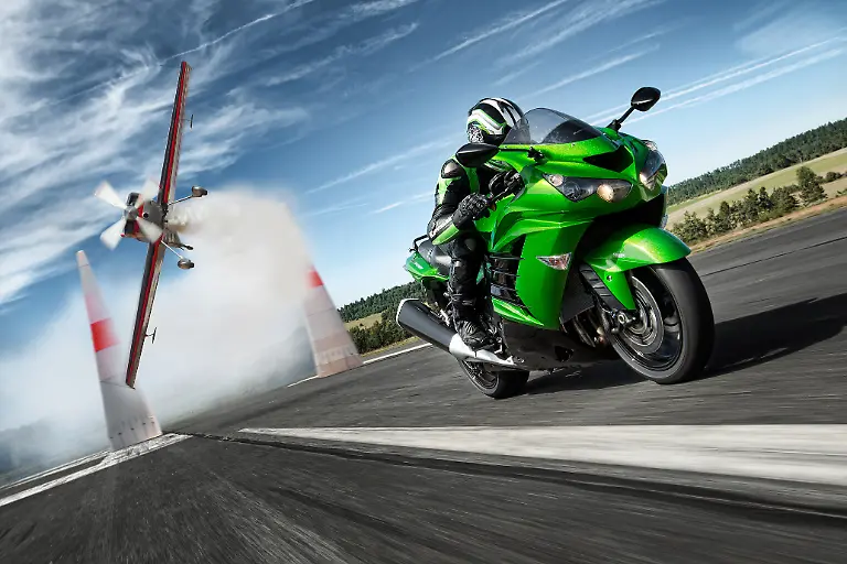 12-ZZR1400-GRN-action-1