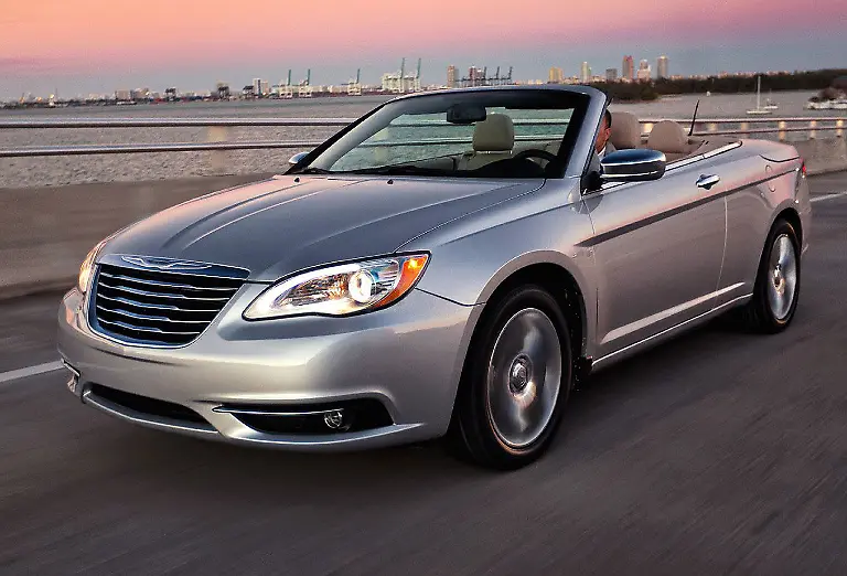Chrysler-200-Convertible-Front-Pose-on-Highway